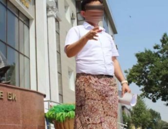Судья областного суда ЮКО принял мужчину в женской юбке